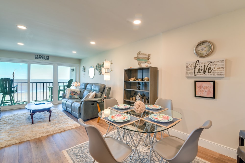 Galveston Beachfront Condo: Balcony & Pool Access!