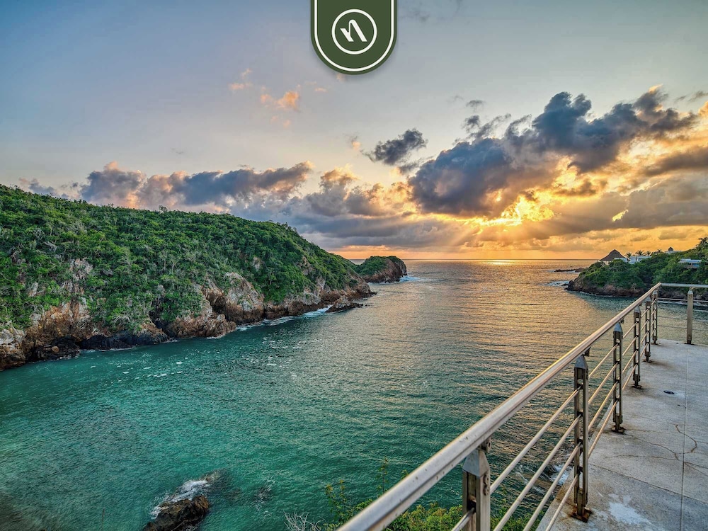 Luxury Oceanfront Villa - Private Beach - Pool