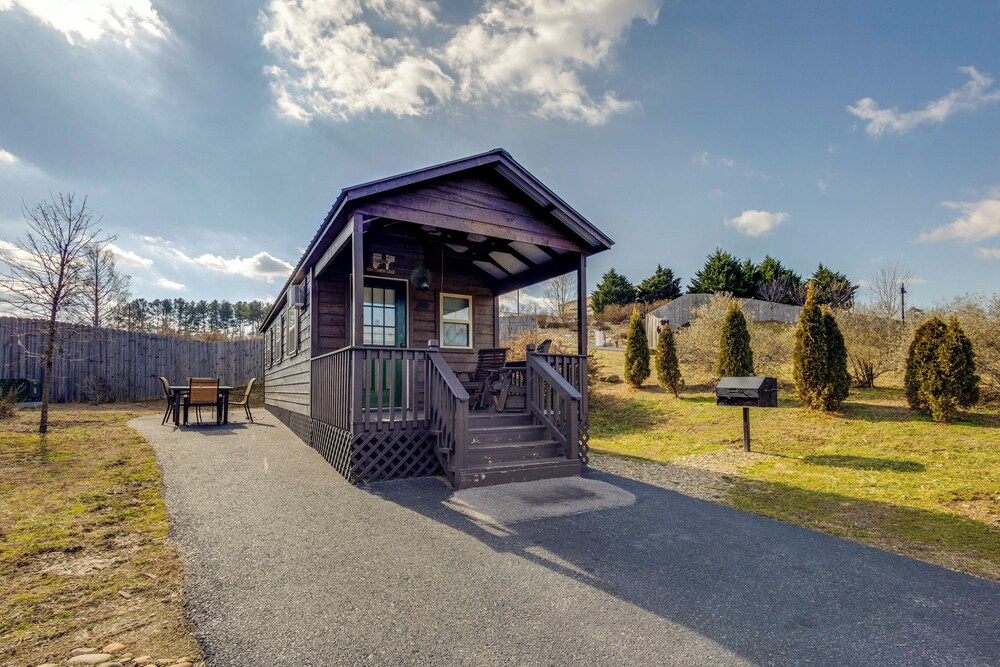 Patio, Fire Pit & Grill: Central Sevierville Cabin