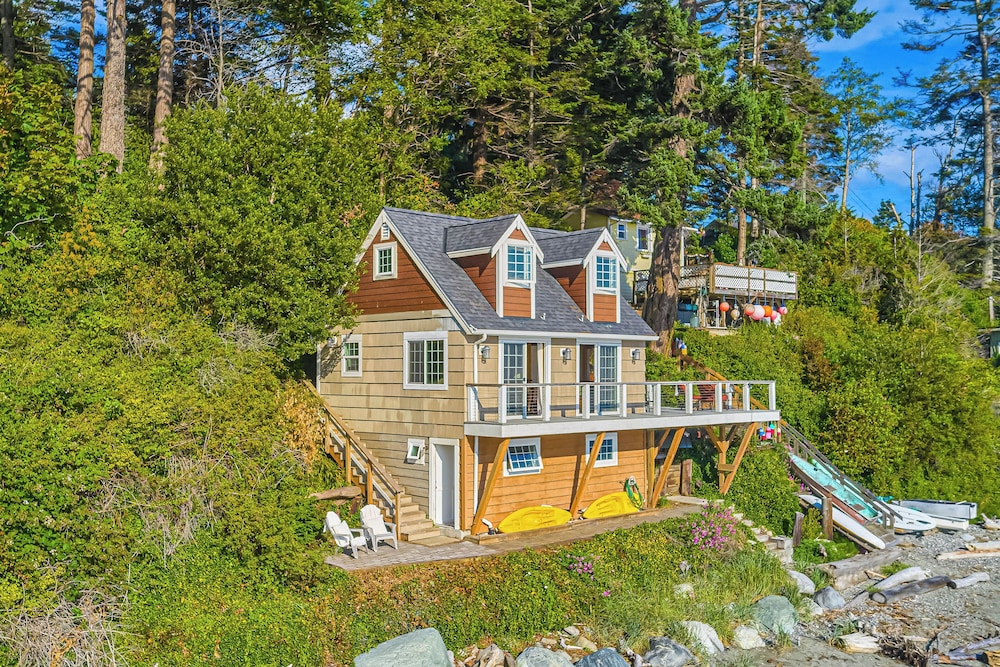 2 BR Beachfront Cottage w/ Grill & Expansive Deck