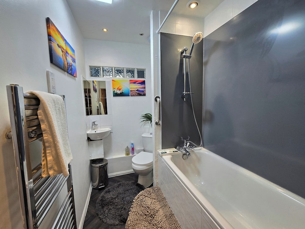 Cozy 4 Bedroom House in the Heart of Brixton