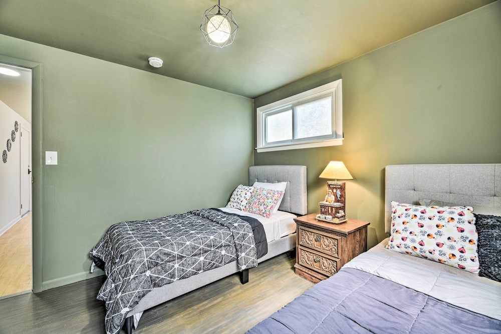 Charming Buffalo Apt: 18 Mi to Niagara Falls!