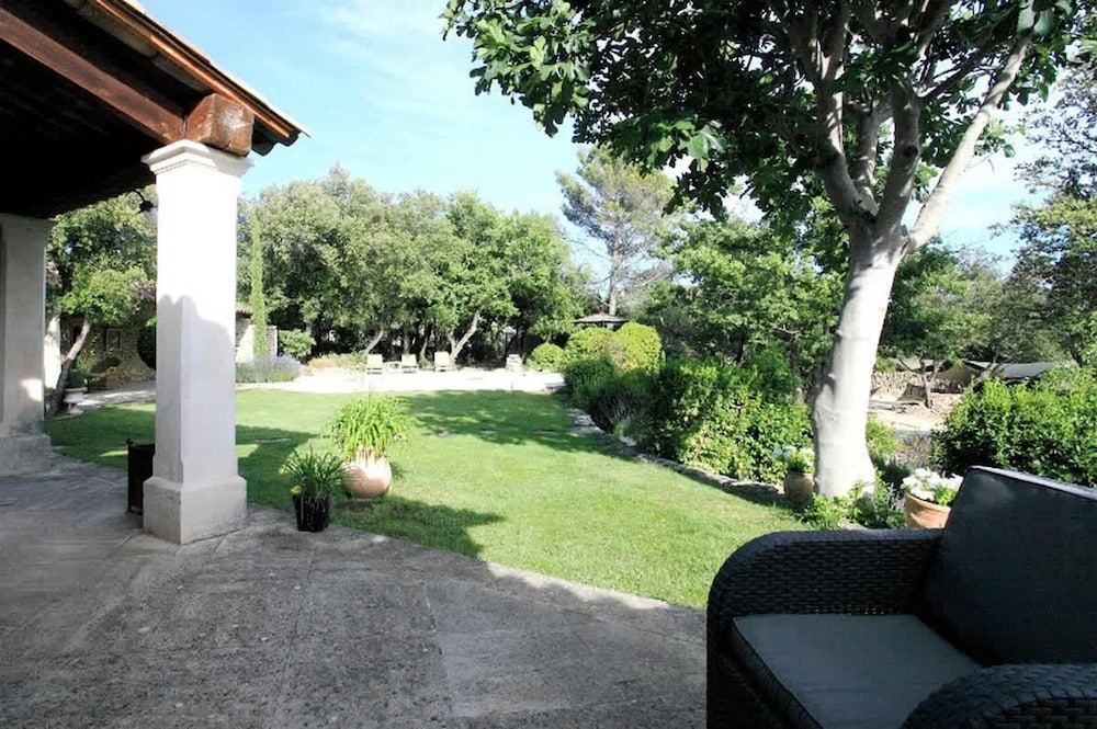 Provencal Villa in the Heart of the Luberon Scrubland
