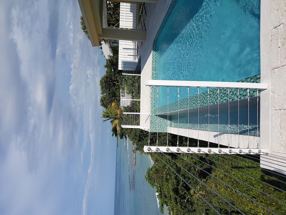 Je Suis Jamaica - 4 B R Beachfront Villa w Staff