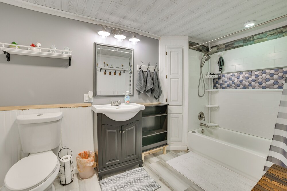 Updated Cabin w/ 2 Suites, Fire Pit & Forest Views