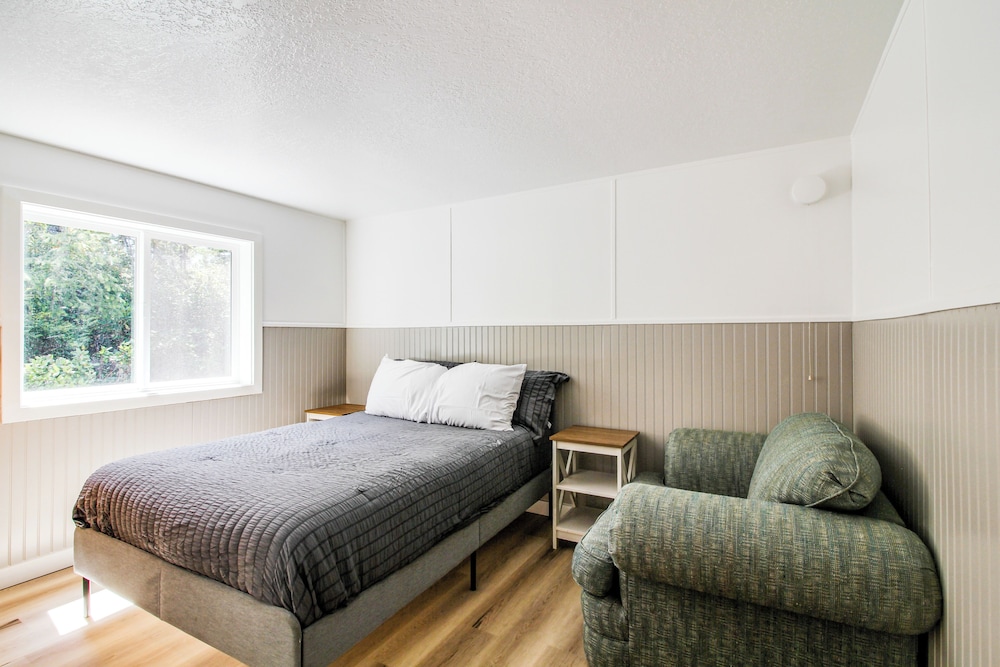 Quiet Lakefront Retreat < 2 Mi to Heceta Beach!