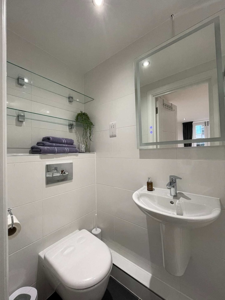 Stunning 3BD Maisonette W/balcony - Old Street!