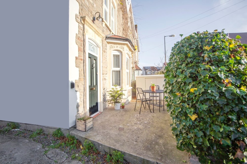 Modern and Chic 2 Bedroom in Bristol view 3