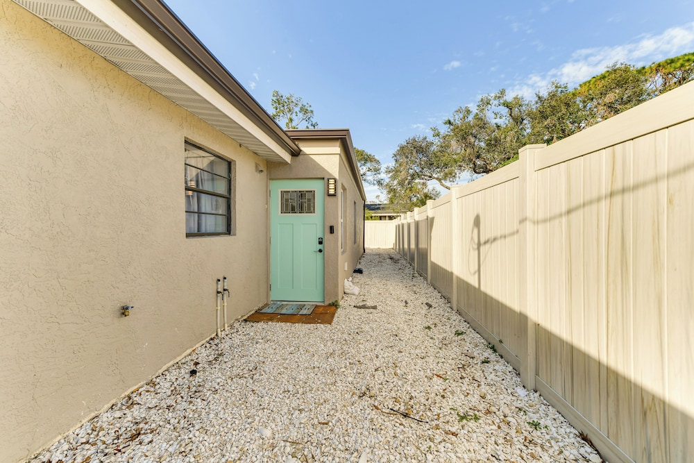 6 Mi to Dtwn: Sarasota Apt w/ Patio & Fire Pit