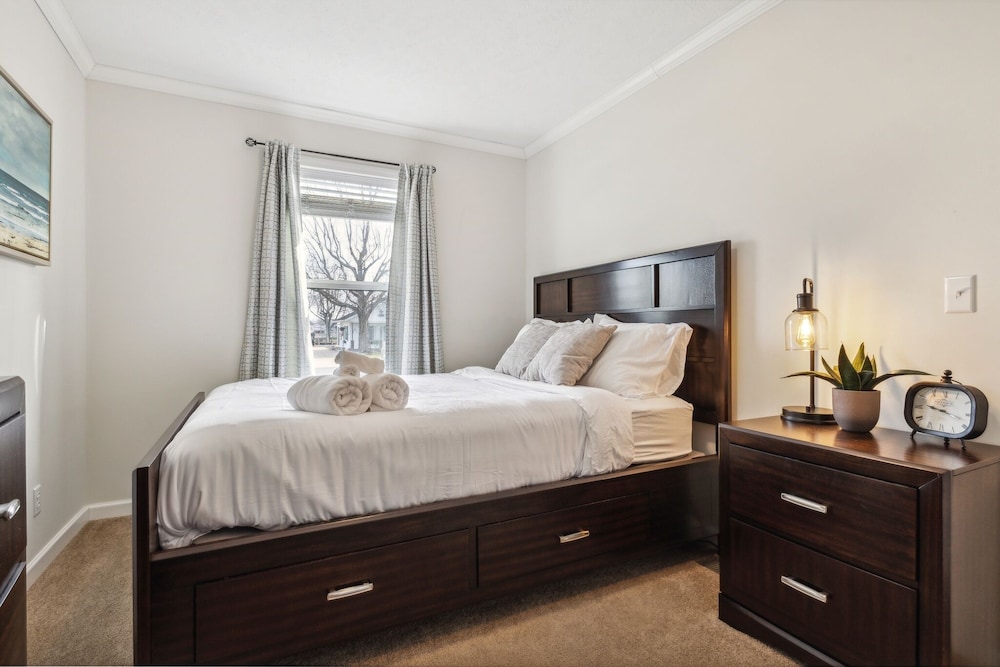 Sunsets & Serenity: Port Clinton Waterfront Stay 3 Bedroom Home