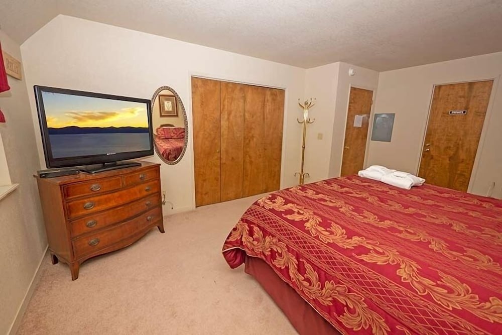 1240 Timber Lane 2 Bedroom Home by RedAwning