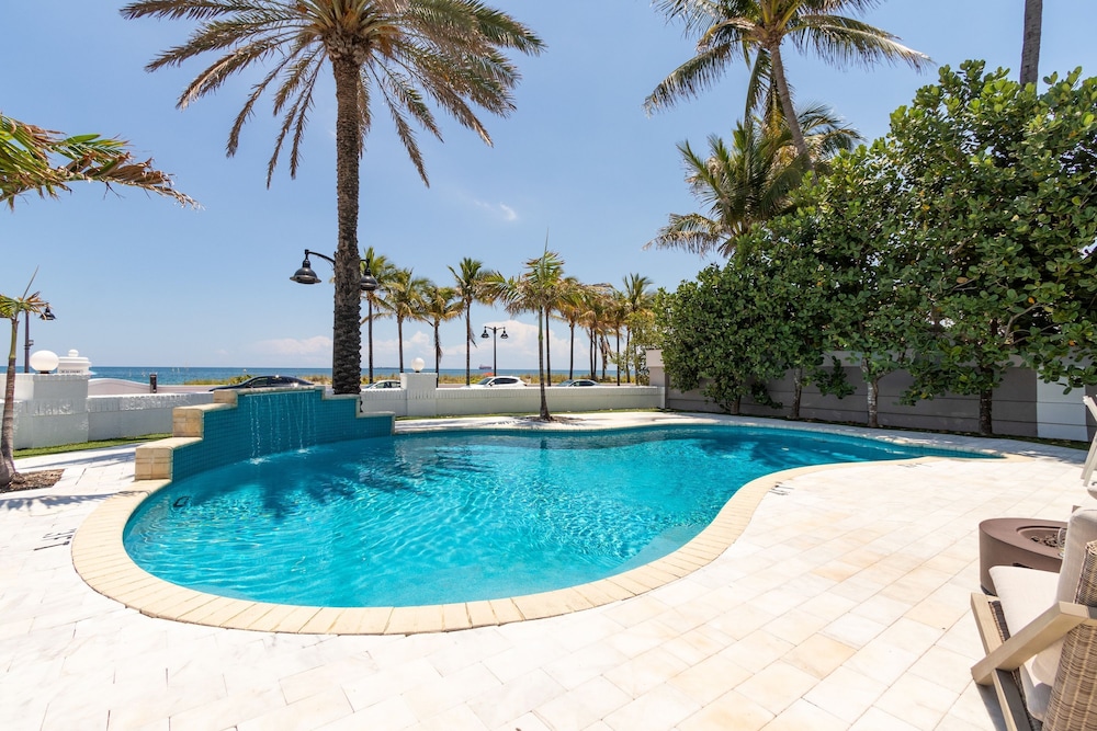 Sea Breeze by Avantstay Across From Fort Lauderdale Beach Pool Out Door Dining Fire pit