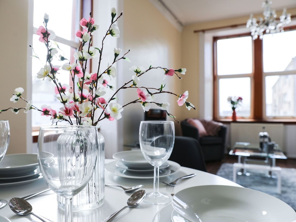 Swanky Cottage in Helensburgh near The Hill House view 2