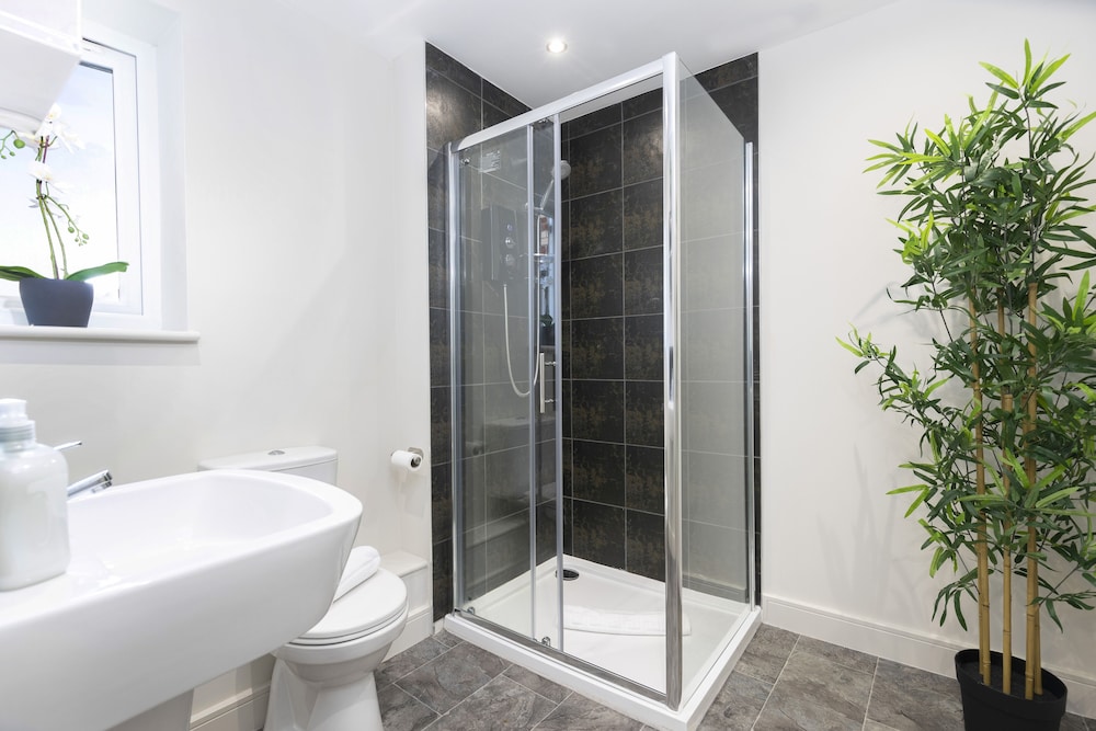 4 Avery Gardens - 1 Bedroom Apartment view 5
