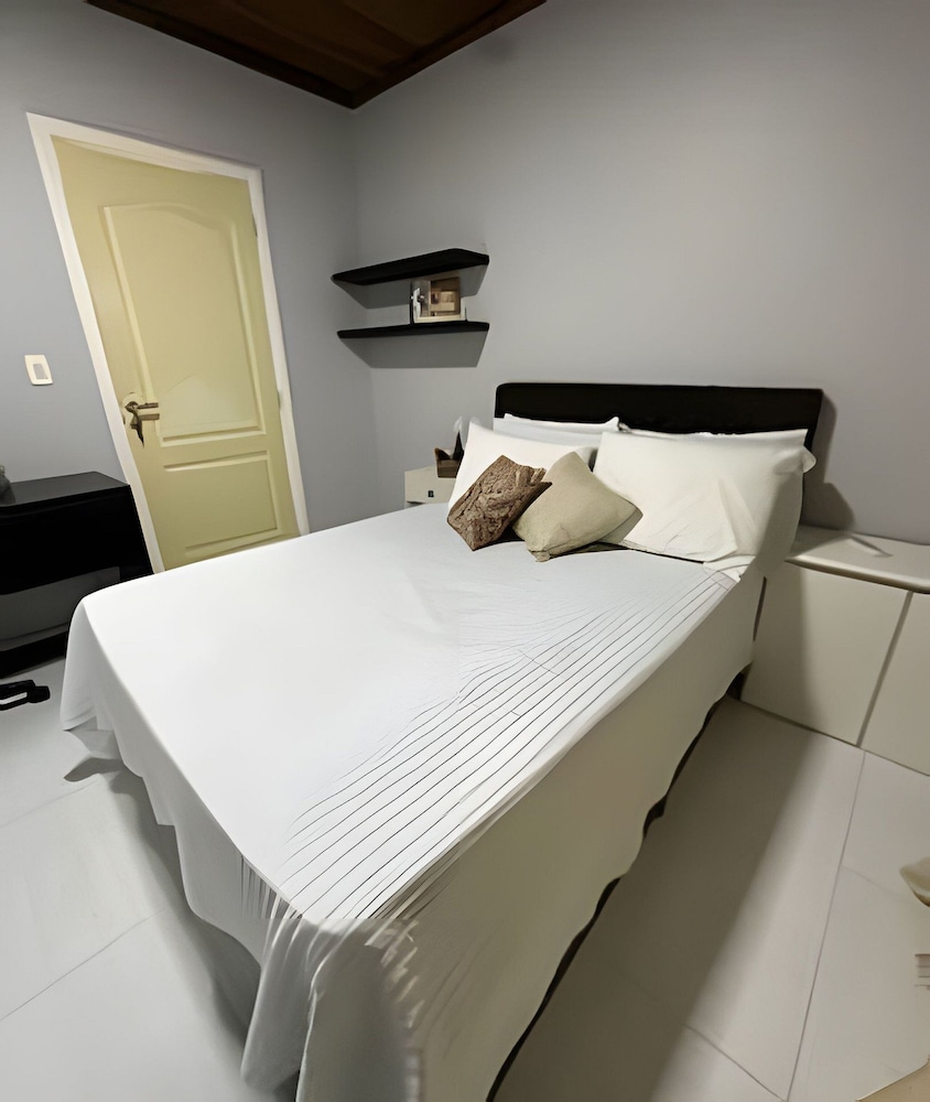 Casa com piscina 5 suites 1 quarto e AC