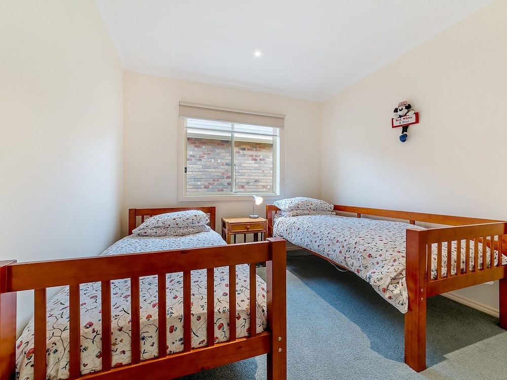Cosy Unit at 2-3 Wyndham in Cowes view 3