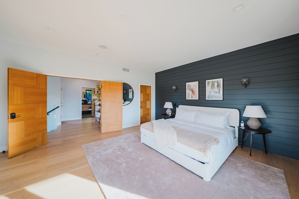 Farley Court - Stylish Hillside Residence With Stunning Views