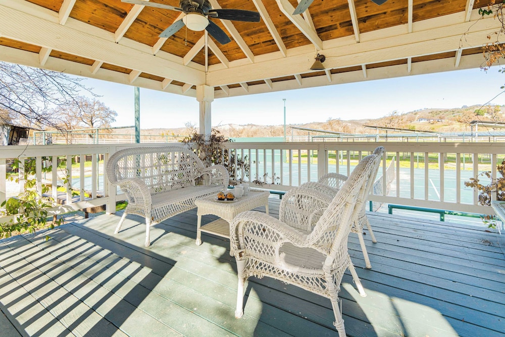 Victorian Manor In Paso Robles Wine Country + Pool, Hot Tub, Firepit, Tennis Court Sleeps 28