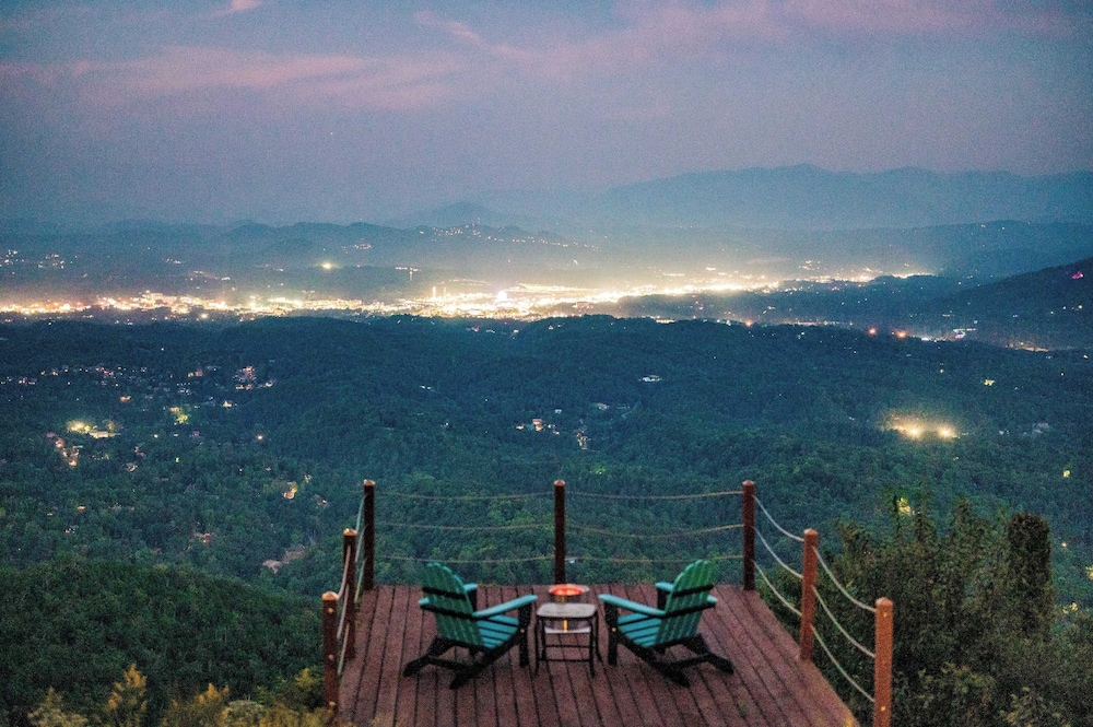 Panorama by Avantstay Unparalleled Views, Deck w/ Hottub, Game Room Pool Table