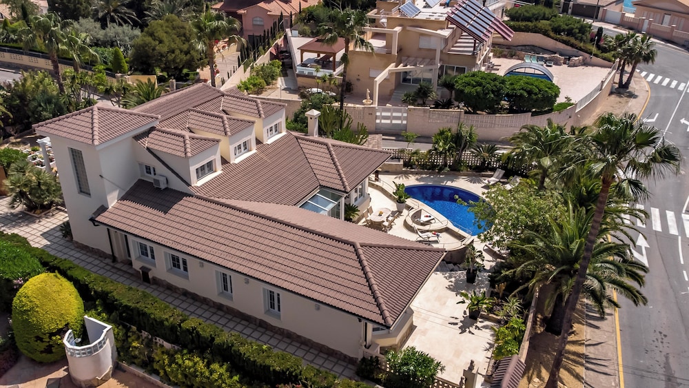 4bed Villa Sleeps 8- Pool, Garden, Bbq, Near Beach