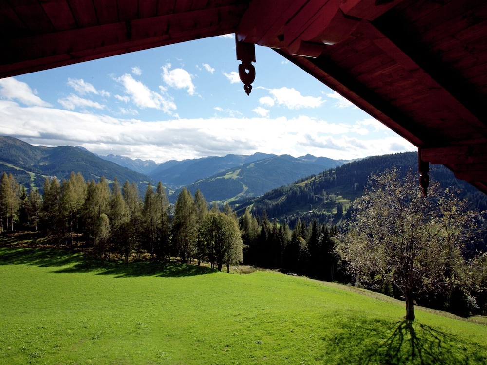Farmhouse: Alpine Retreat With Mountain Views