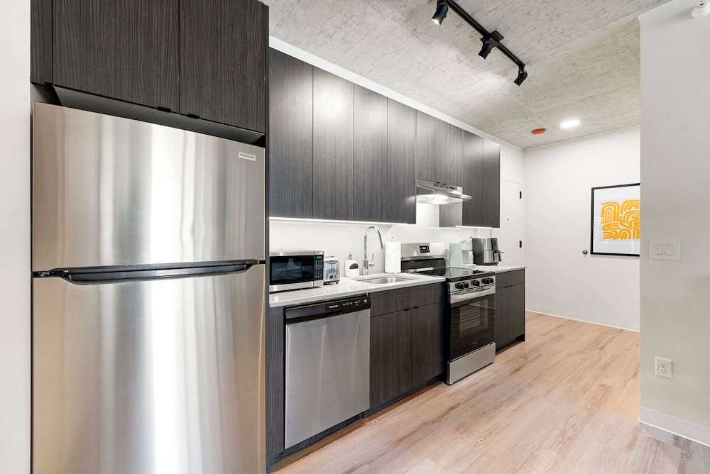 3 Bed 3 Bath High Rise With Gym Amenities