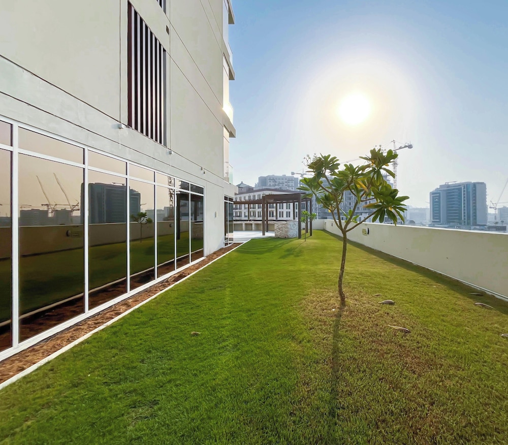Jewelz Luxury 2BR Balcony, Pool & Garden Views