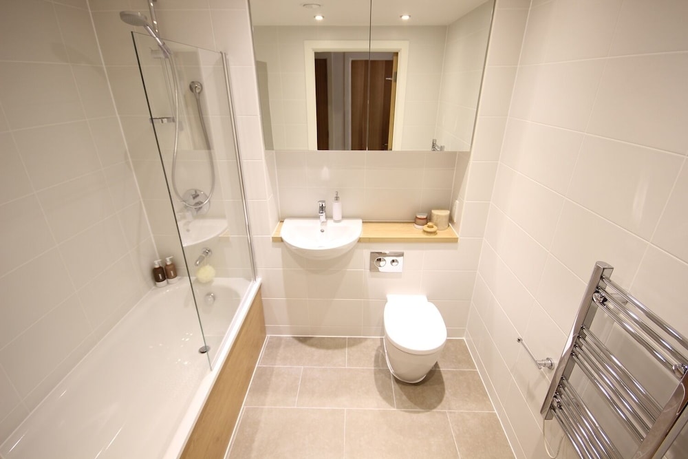 2BR Apartment - Sleeps 4 - Free Parking - Reading