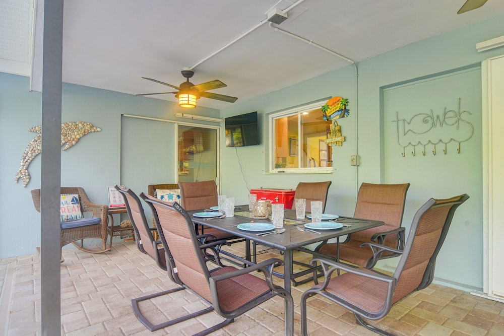 6 Mi to Clearwater Beach: Home w/ Furnished Lanai