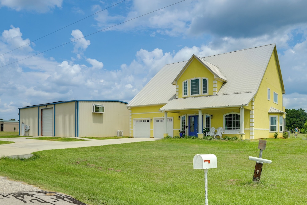 Aircraft Tours! Fly-in Hangar Apt in New Waverly