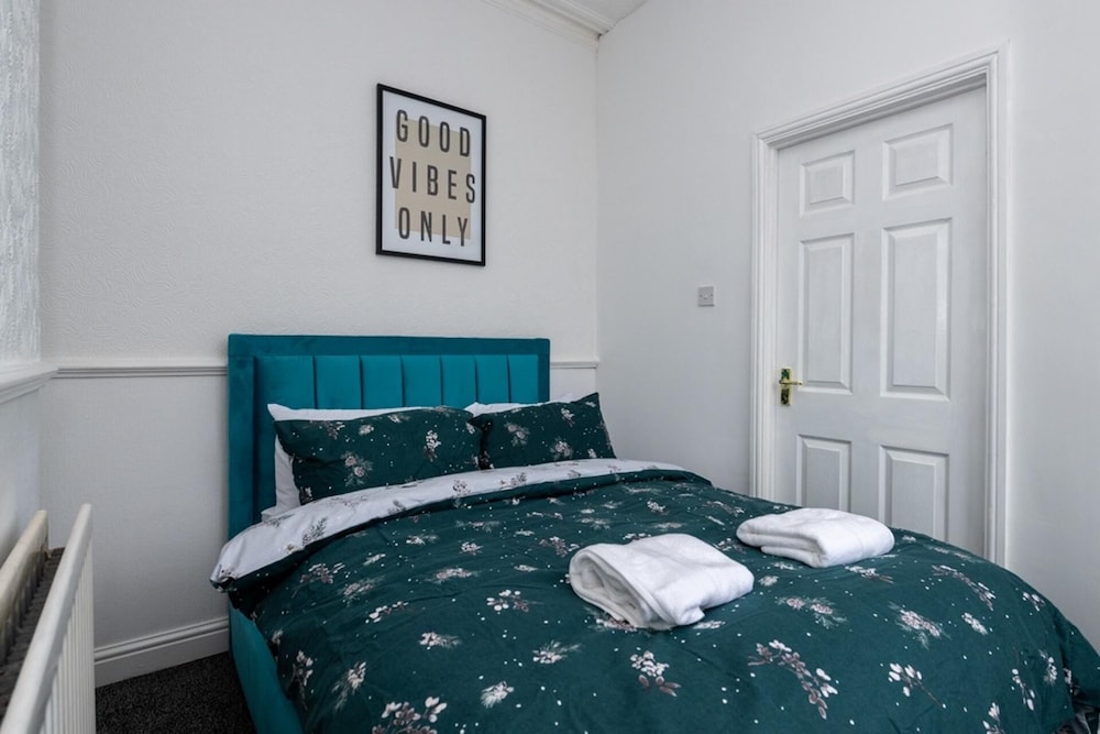 4-bedroom- Stoke-on-trent Sleeps 8- pet Friendly