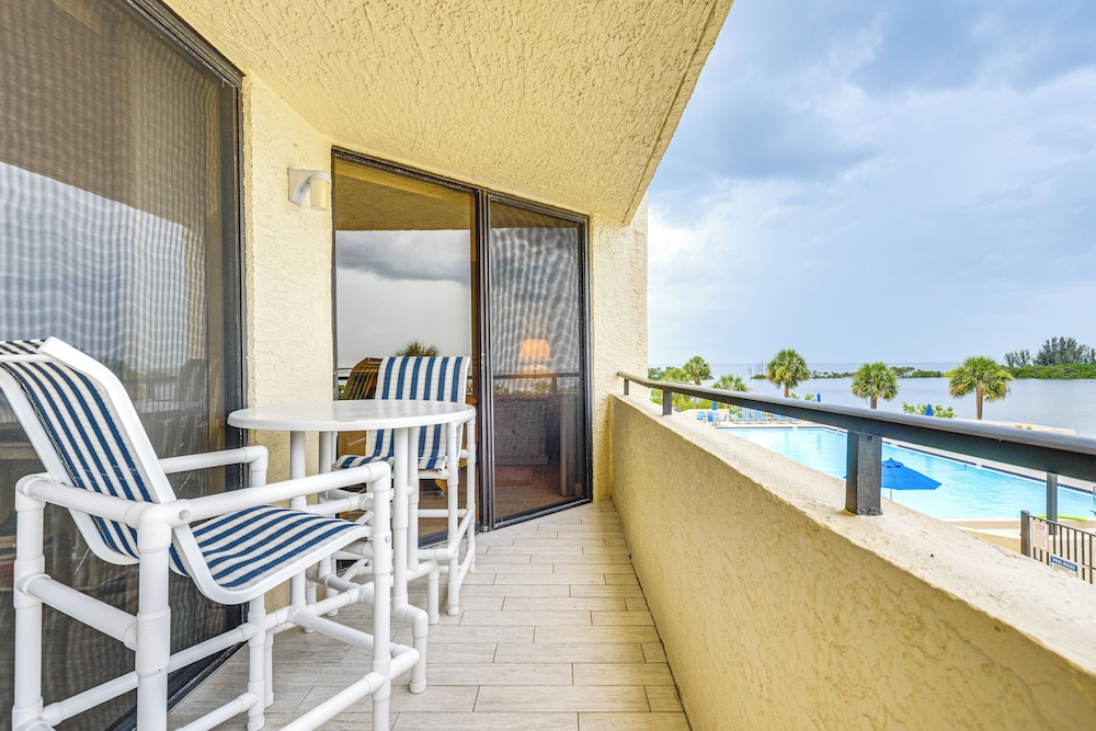 Gulf-view Condo w/ Beach Access in Hudson