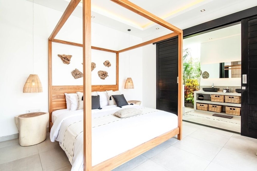 Contemporary 4BR Villa, 400m to Canggu Shore