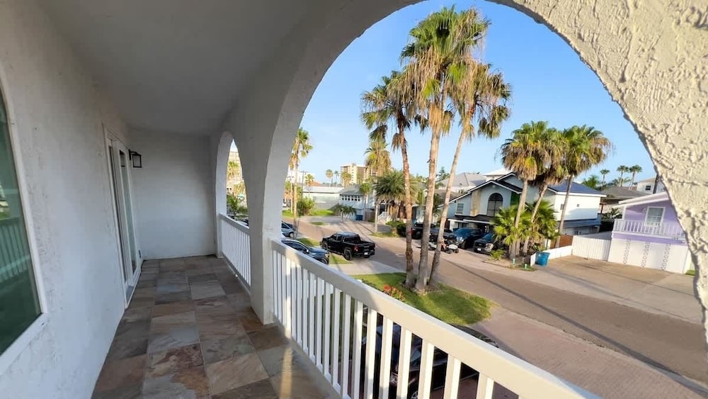 Fun Retro Island Vibe Sleeps 17 Beach 1 Block 4 Bedroom Home