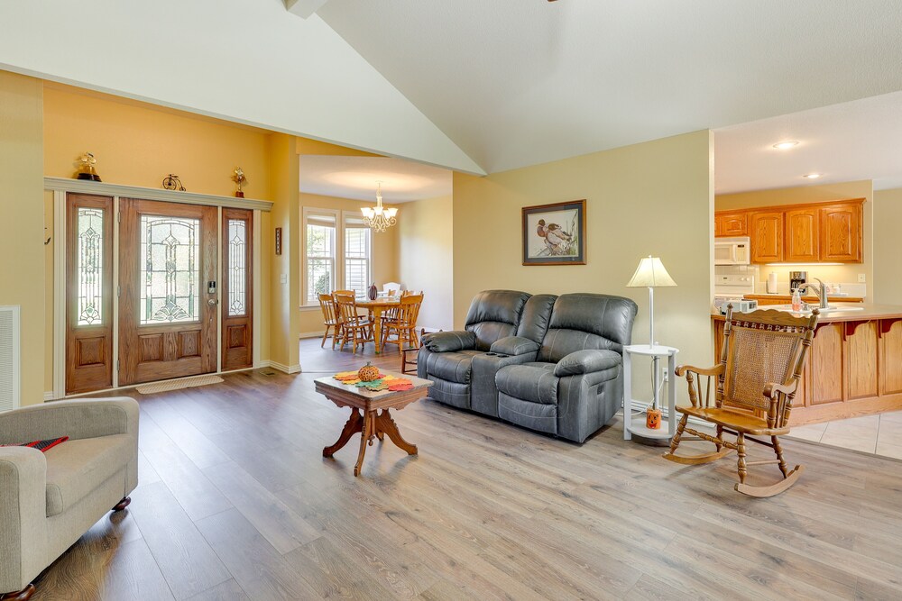 Bella Vista Vacation Rental w/ Private Back Deck!