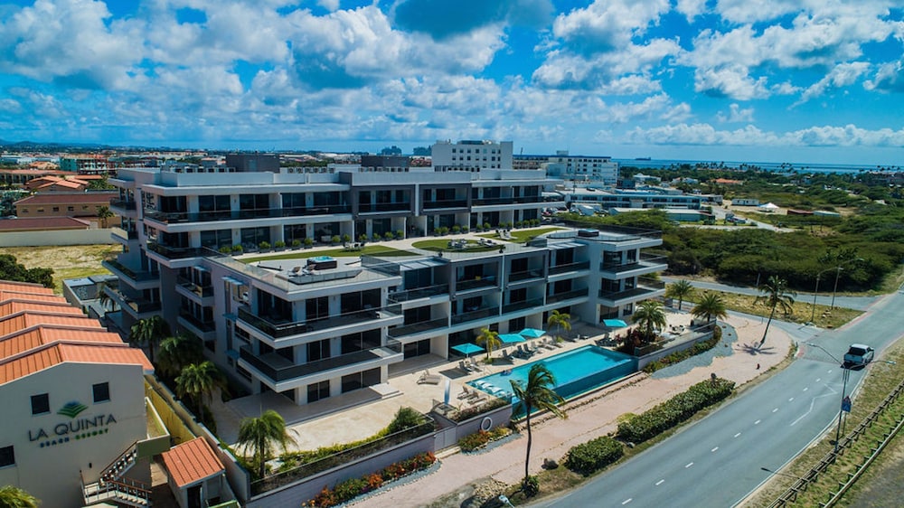 Beachfront Luxury NEW 3br2 5BA Condo Eagle Beach