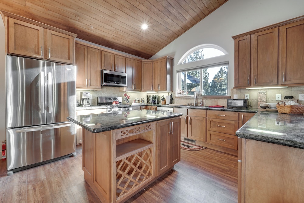 Near Downhill Ski Resort! Hot Tub Haven in Truckee