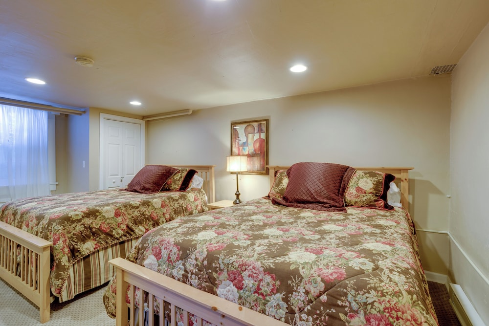 Yard & Grill: Centrally Located Denver Retreat!