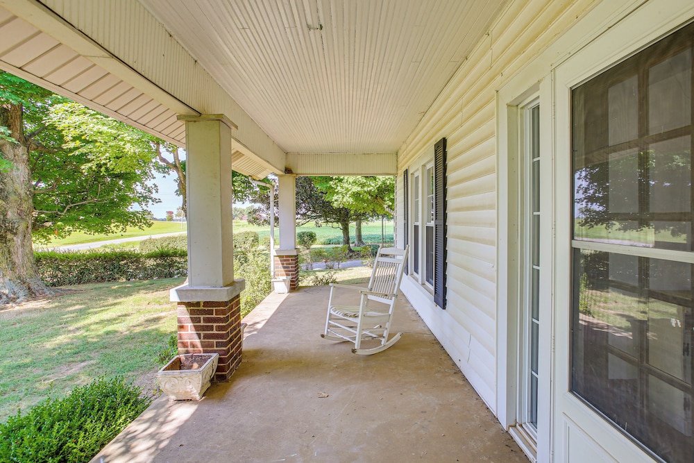 Tennessee Family Farmhouse on 2 Acres! view 4