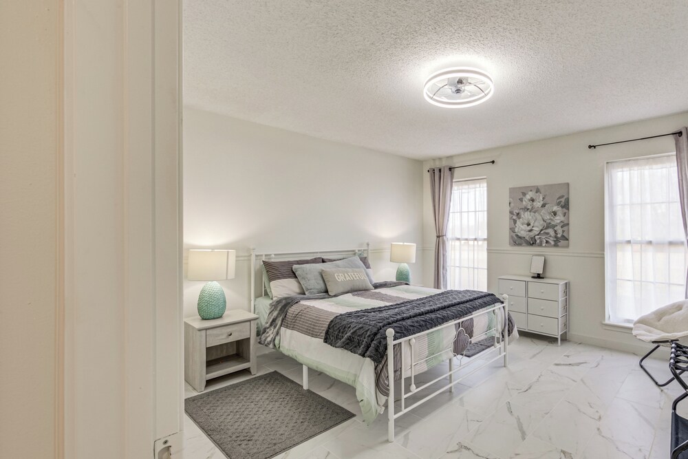 1 Mi to Lake Jacksonville: Pet-friendly Home