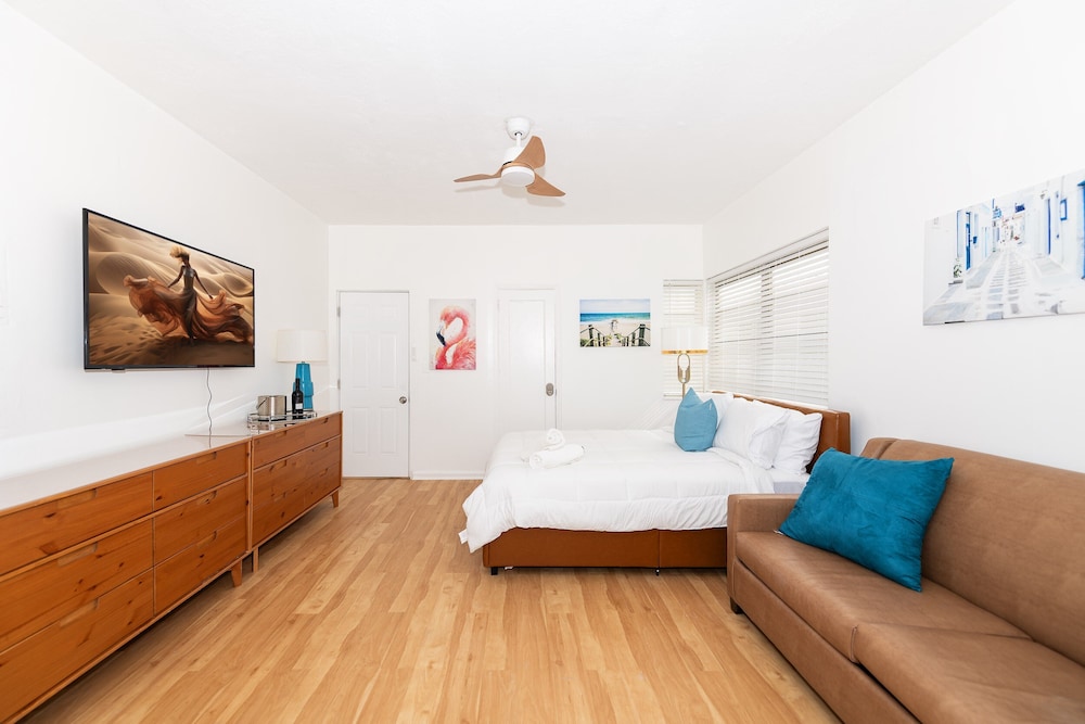 545 Michigan Avenue Apartments - Image 2