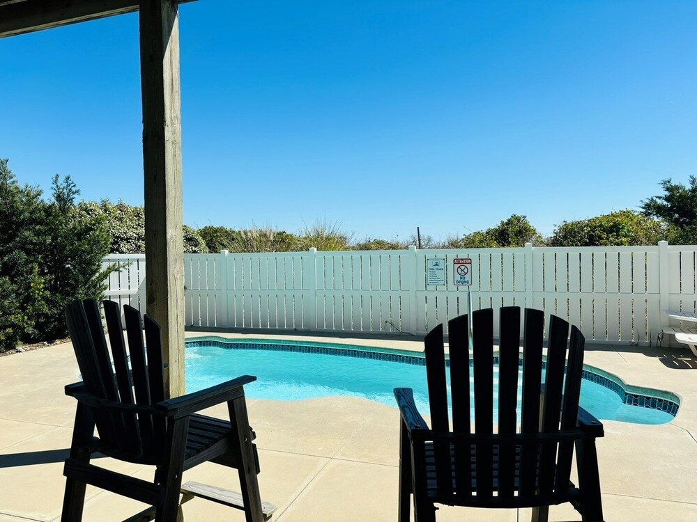 Clamelot 4 Bedroom Home by RedAwning