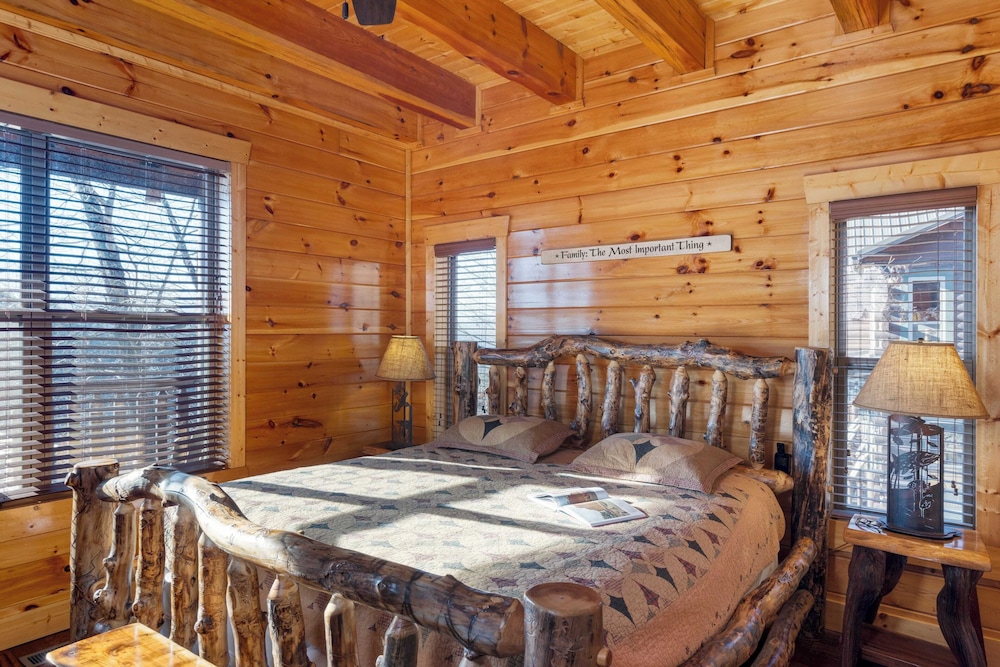 100 Guests Blackthorn: Sister Smokies Homes Luxury Mountain Retreat