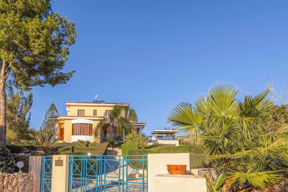 Apollon Zeus Villa