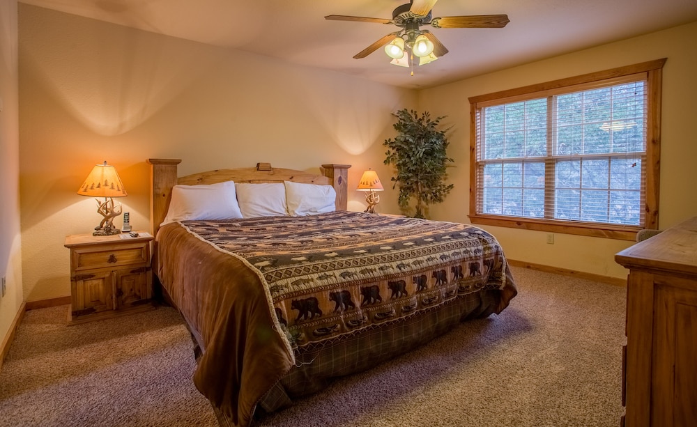 Mayberry Lodge 2 Bedroom Cabin by RedAwning