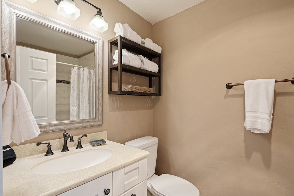Abbot House 4 2 Bedroom Condo