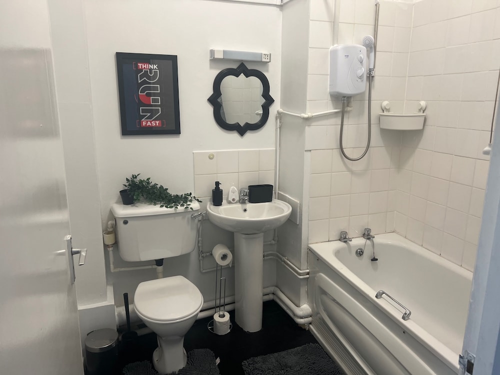 1-bed Apartment, Sleeps 6, in the City Center
