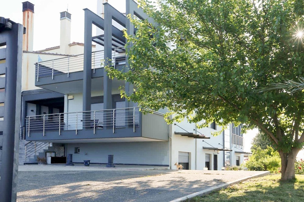 Villa Erytha - Serene Retreat With Views Garden