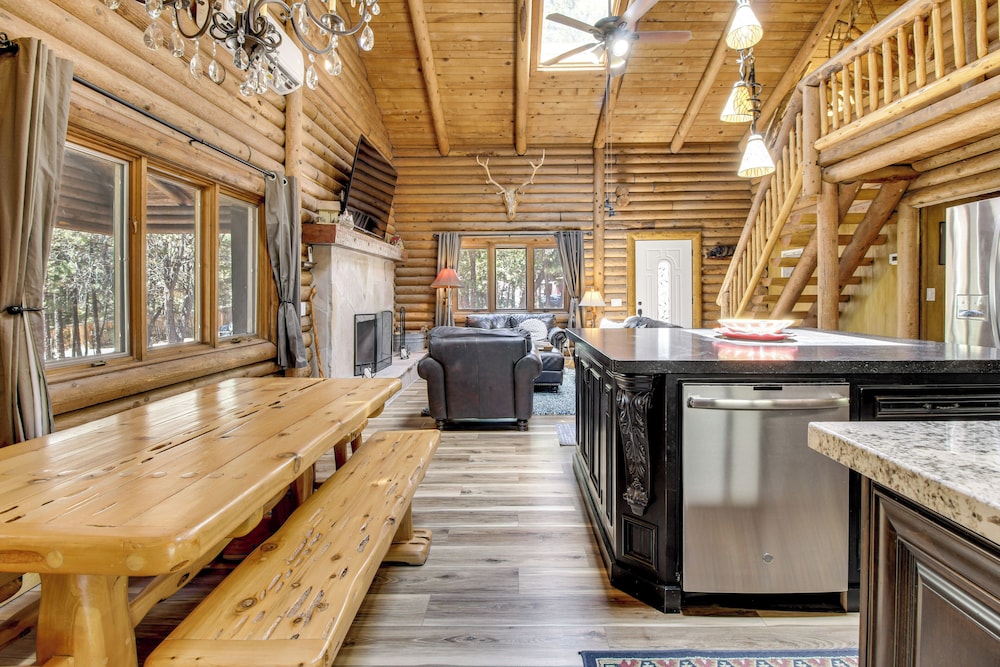 2 Mi to Show Low Lake: Log Cabin w/ Large Yard!