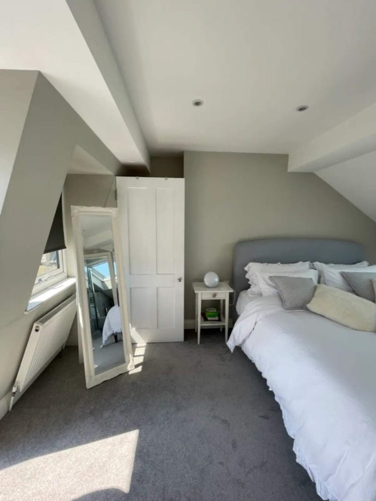 Stylish & Bright 3BD Flat With Balcony - Fulham
